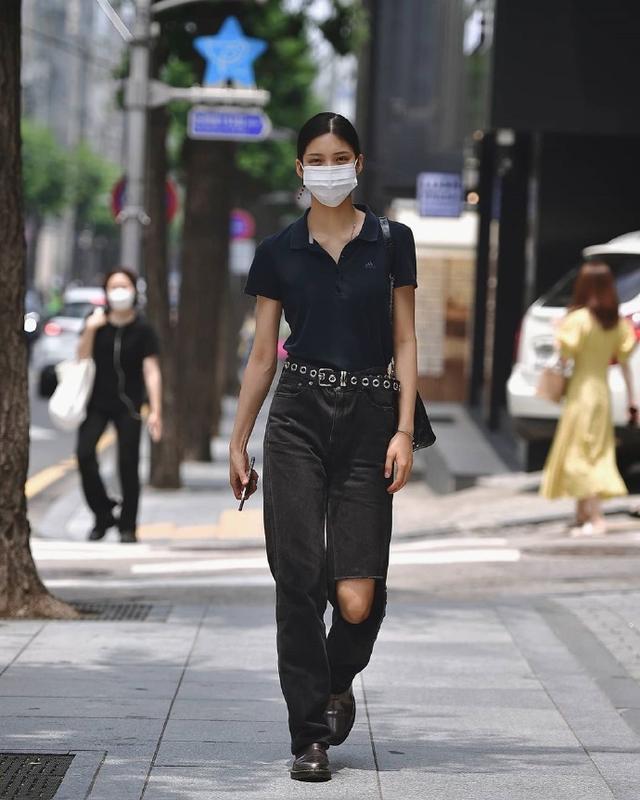 韩国女生真会穿，看她们的“街拍穿搭”，三招教你穿出时髦范