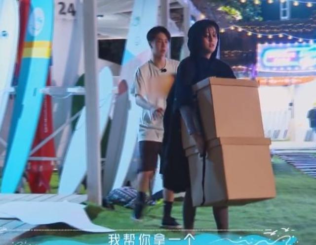 乔欣独自收拾节目场地时，有谁留意王一博说啥