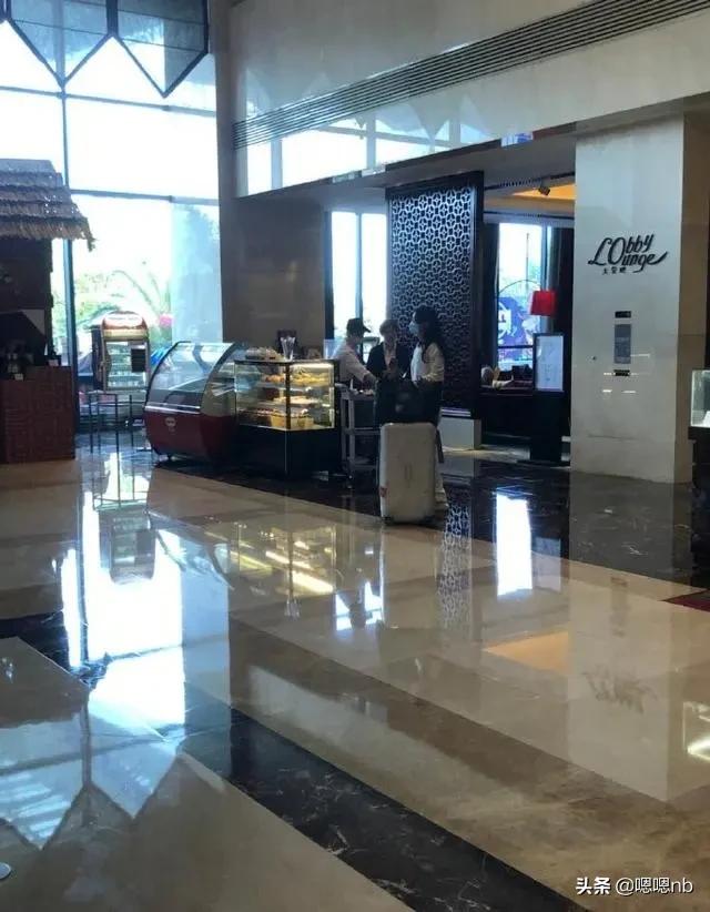 赵丽颖黑长直头发录《中餐厅》，身材瘦力气大，提大箱子爬楼梯