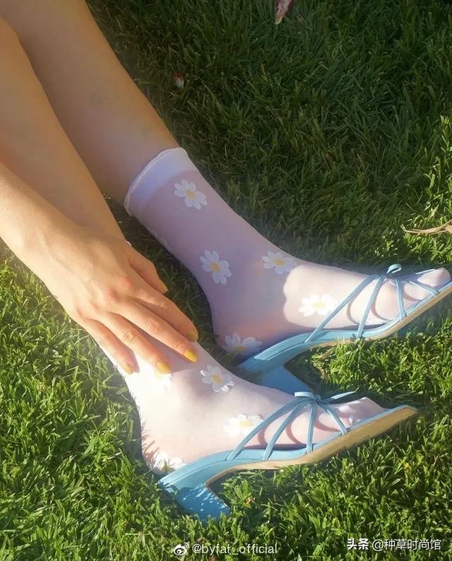 细高跟和平底鞋out了，夏天最受欢迎的是粗跟鞋