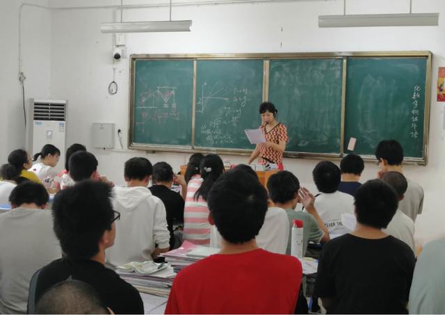 湖北武穴:高考前夜,武穴中学名师为考生速递“密钥”