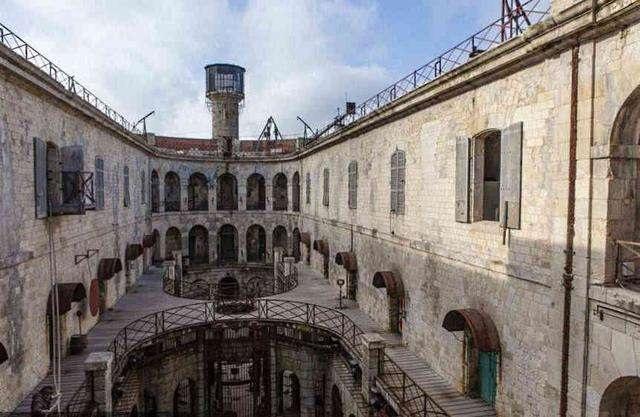 世界级大骗子：倒卖埃菲尔铁塔，骗黑帮大佬，被称为"千王之王 "