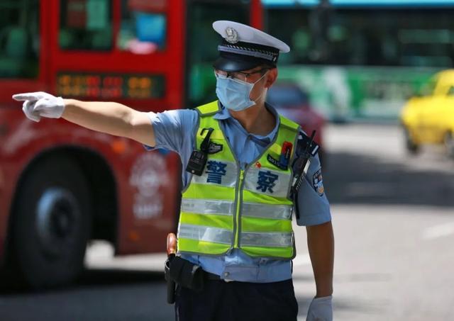 重庆|渝中警讯丨高温下，渝中交巡警战高温斗酷暑掠影