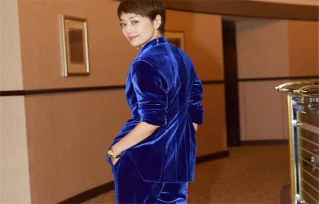 文章现身机场，眼神呆滞像油腻大叔，反观马伊