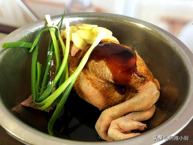 把1只鸡扔进电饭煲，不用放一滴水和油，出锅比烤鸡还好吃，真香