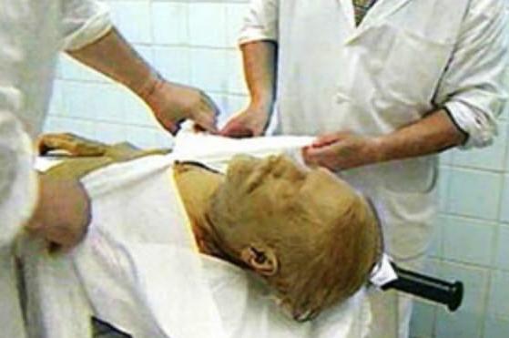 为保护列宁遗体，俄国派12名科学家看护，最后只