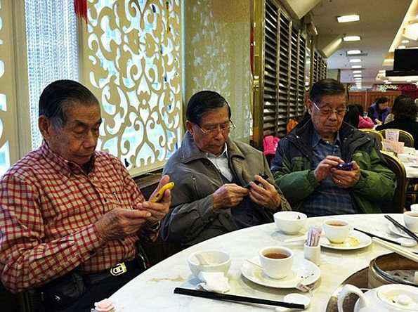 6.5亿网民，月收入不足5000：网络世界，不过图一消遣！