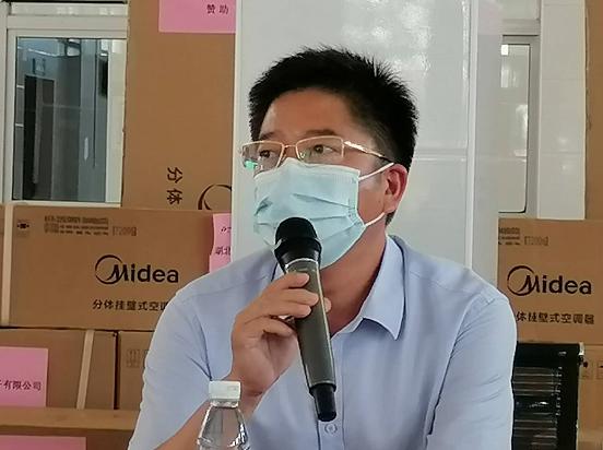湖北武穴：愛心企業(yè)家鄧必陽向雞公嶺中學(xué)捐價(jià)值7萬元空調(diào)助學(xué)