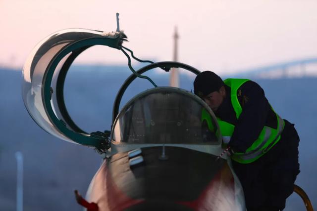 舰载战斗机飞行员“后浪”是这样诞生的……