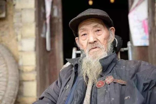 他隐居山中多年，因一张照片惊动上级，领导：邱少云和您是何关系