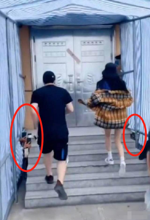 她被偷拍裙底？这都能算性骚扰了吧！还是应该