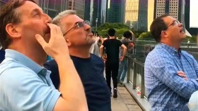 美国设计师首次来到中国，刚下飞机就愣住了，