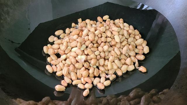 花生别直接炒，教你一个特别的做法，加一点白酒，酥脆好吃味道香
