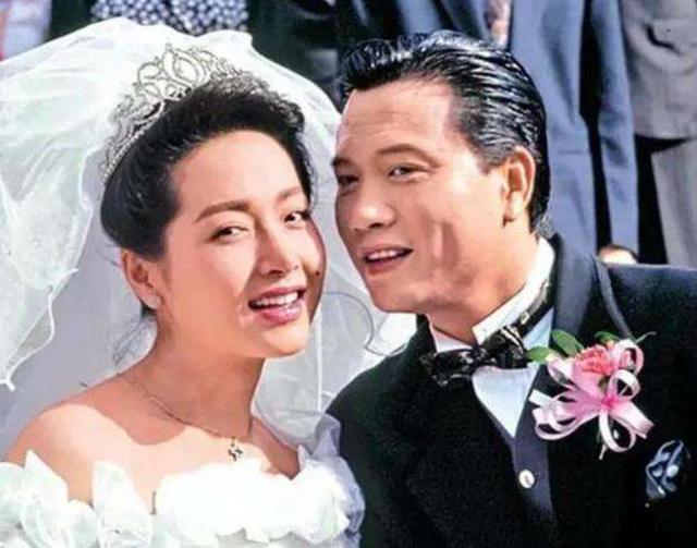 她是首位电影版黄蓉，做了4年“大哥的女人”，至今已单身24年