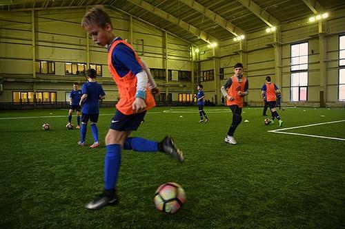 『一道』俄足球员射门时被一道闪电劈中 论不要在比赛中佩戴金属饰品的重要性