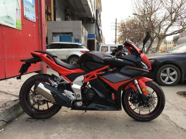 国产仿赛台荣GP1，铝合金后摇臂，前后碟刹，双缸水冷油箱容积15L