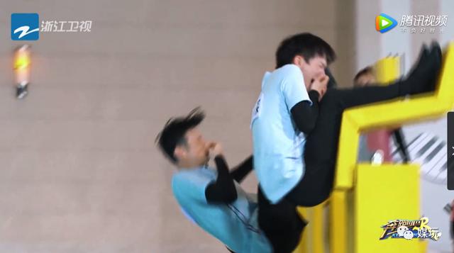 安全第一！《跑男》“弹射椅”环节明显放水，嘉宾这次被倒进水里