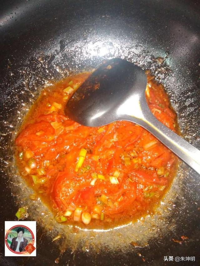 朱坤明：最喜欢的就是荞面饸饹，基本上两三天就吃一回，炒西红柿