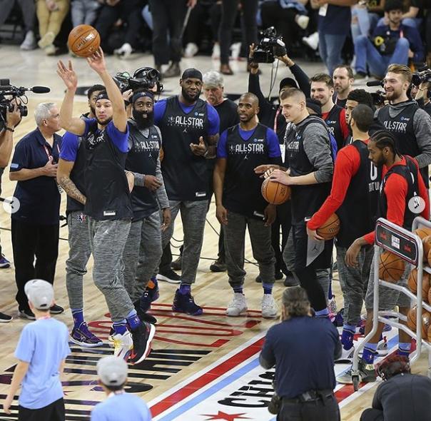 NBA场上10张神奇的抓拍：科比“脚踩”加索尔，詹韦情谊让人误解