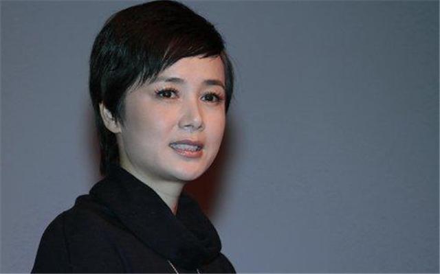 坎坷的黄轩：12岁父母离婚，19岁被张艺谋“忽悠”，21岁成孤儿