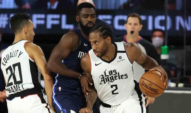 【影片】大鯊魚來襲！公鹿快艇贏球卻被歐尼爾搶鏡，上虛擬牆C位觀戰，瘋狂吐舌頭！-黑特籃球-NBA新聞影音圖片分享社區