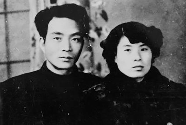 焦守凤,在酱菜厂当工人,每天切辣椒，父亲焦裕禄