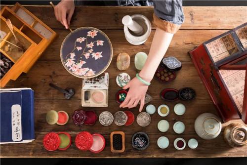 古代女子有哪些化妝品用？ 原來古人這麼厲害，口紅三十多色號！