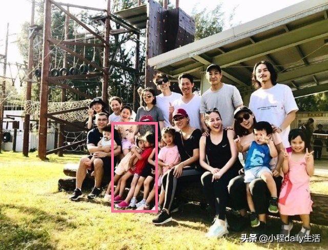 贾静雯夫妇带女儿玩户外运动，波妞众人面前向咘咘撒娇求抱，萌翻