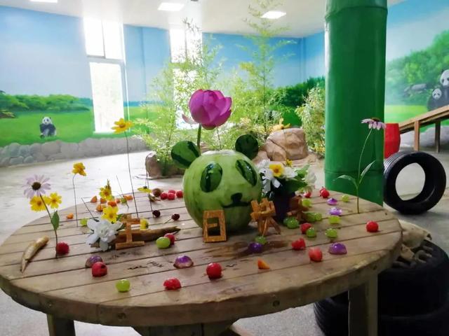 临沂动植物园为大熊猫融融和银柯举办生日会
