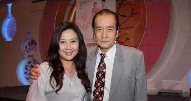 著名女歌手被弃尸公墓，上身赤裸下身受辱，死亡超一周