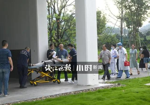 高考前@抱拳了！学霸高考前做手术无法行走 被民警用担架抬进考场