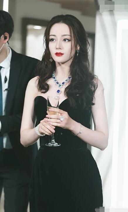 热巴最新活动生图，腰臀比例超后面假人“求婚男”现身安保很警觉