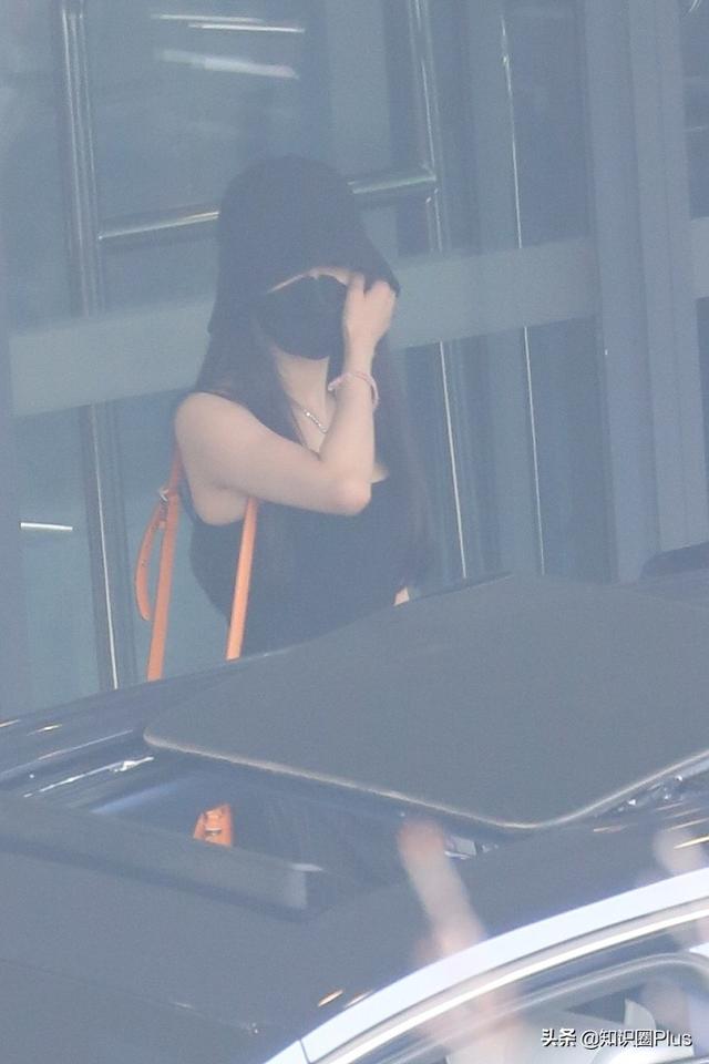 杨幂海洋之心项链搭配渔夫帽+黑色背心，一身