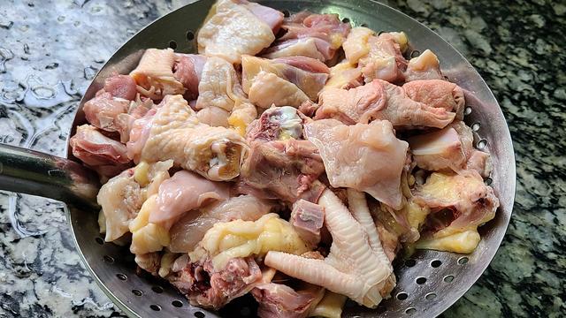 鸡肉这样做味道更香，教你一道蒜香鸡的做法，咸香美味又下饭