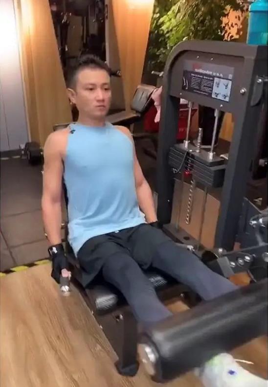 文章离婚后沉迷健身，一年练成“肌肉男”，但头顶发量令人担忧