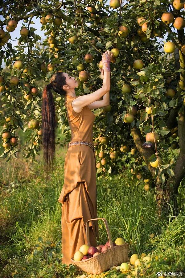 62岁杨丽萍：她一出道就自带光环，熟龄天真下是极致女权主义！