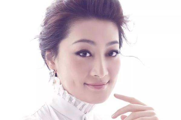 父亲是“中国现金首富”，银行存款上百亿，女