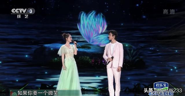 李沁井柏然同框合唱，一个绿裙仙气十足，一个粉色西装清新帅气