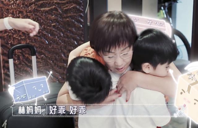 陈若仪晒四年前旧照，Kimi抱着弟弟好暖心，双子星颜值越来越高