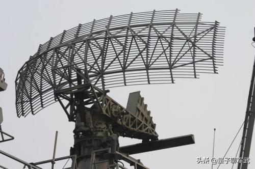军舰千里眼，向航母投掷一枚石子，雷达会扫描到吗？