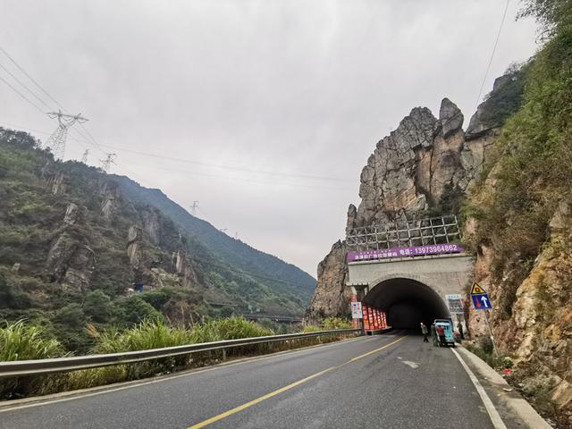 摩旅湘西，单人单车翻越湖南第一大山，雨雾中的雪峰山奇秀险峻