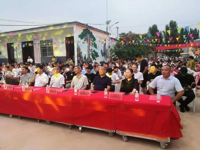 兰陵县住建局派驻第一书记村董许村举办文艺演出活动