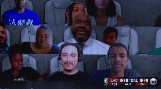 【影片】大鯊魚來襲！公鹿快艇贏球卻被歐尼爾搶鏡，上虛擬牆C位觀戰，瘋狂吐舌頭！-黑特籃球-NBA新聞影音圖片分享社區