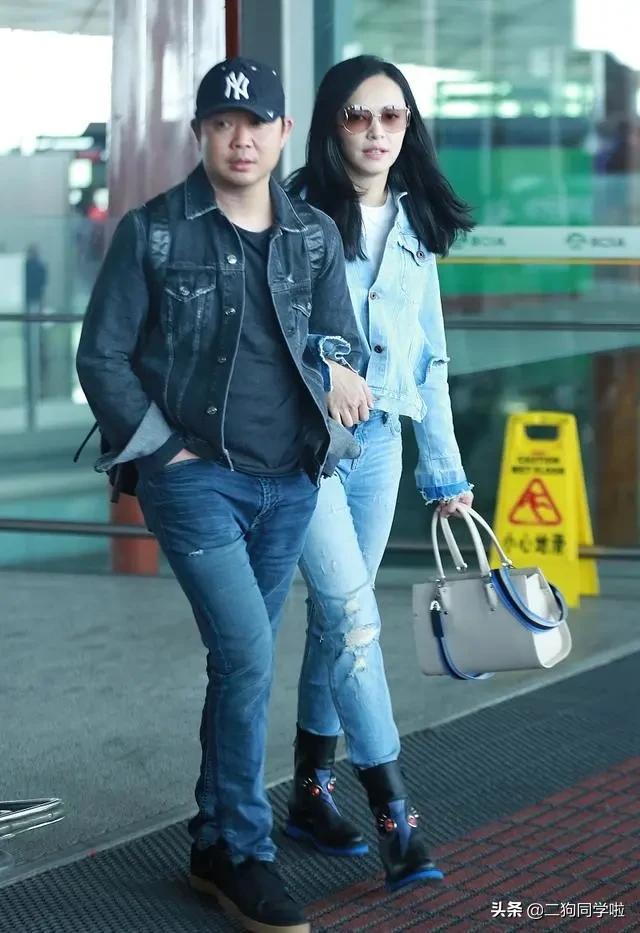 姚晨携老公穿情侣装走机场，穿“肚兜”牛仔踩