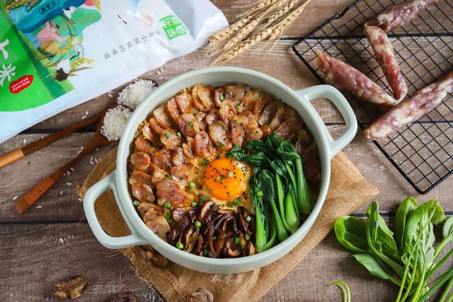 香肠煲仔饭很多人吃过不会做，教你简单做法，色泽金黄，香而不腻