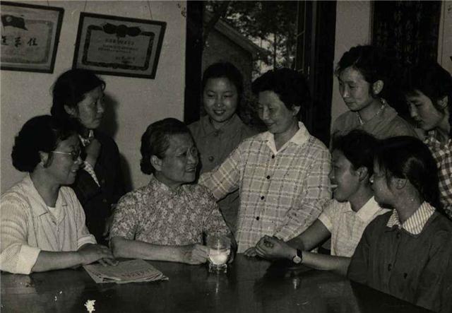 她曾一个月失去4位亲人，35岁当校长，88岁当副省