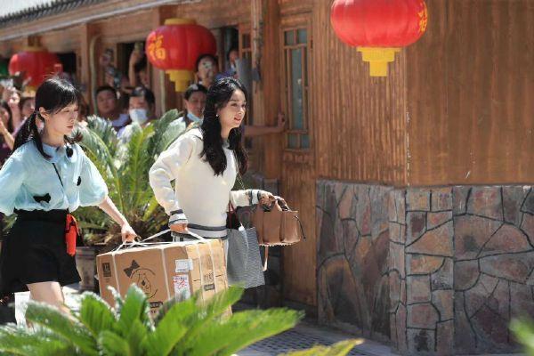 赵丽颖录中餐厅和快本女主持提箱子，赵丽颖用力提拽，比新人卖力