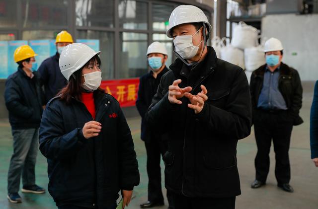 济南新材料产业园区管委会主任陈西武到企业和疫情防控留观点调研