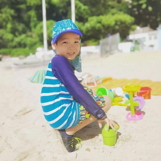 陈豪陈茵媺夫妇带子女去海边游玩，一家五口互动有趣又欢乐