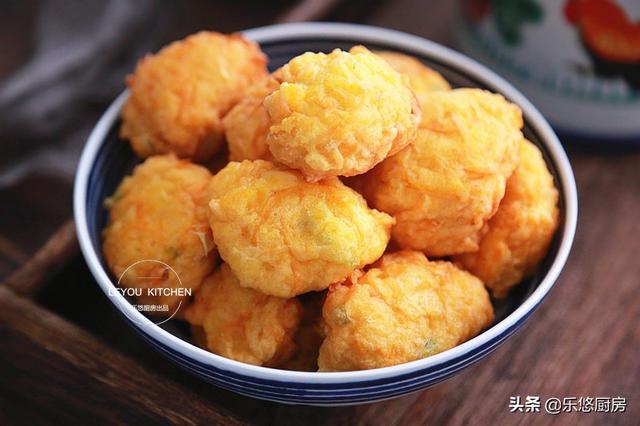 南瓜的新吃法，和面粉、鸡蛋一起做成丸子，比肉丸子还受欢迎